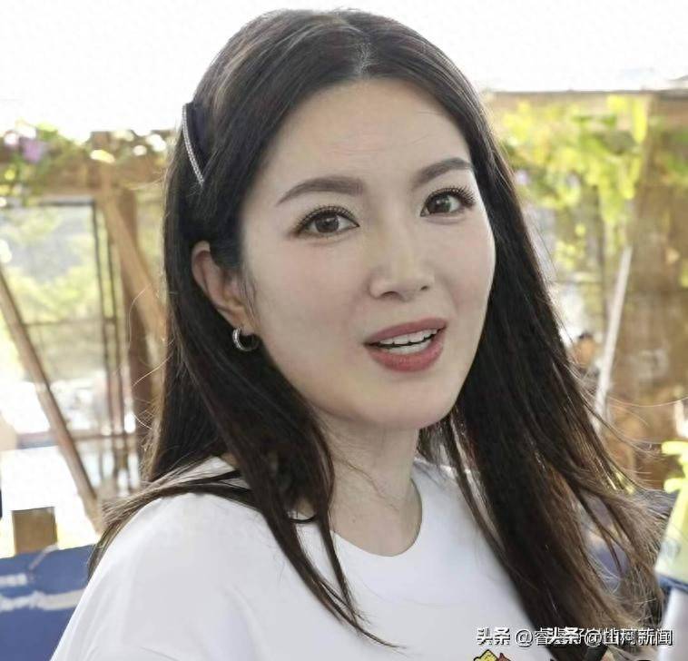香港著名女明星正式离婚!身边已有人追求前夫不想离婚又不要娃
